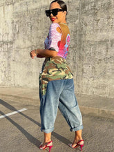 Pantalones ajustados con bloques de color y camuflaje de mezclilla